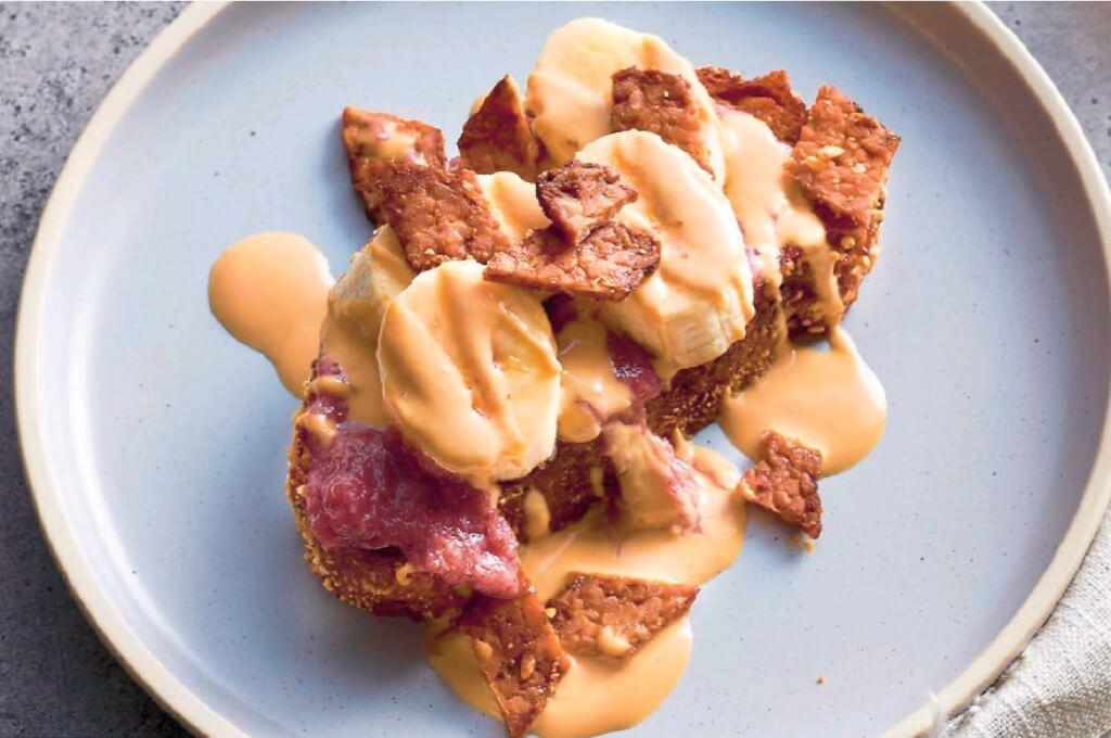 Tostada de tocino y crema de maní.