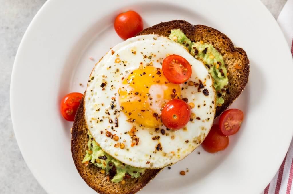 Tostada de aguacate y huevo.