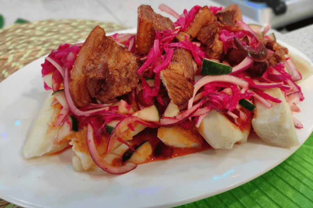 Yuca con chicharrón de cerdo