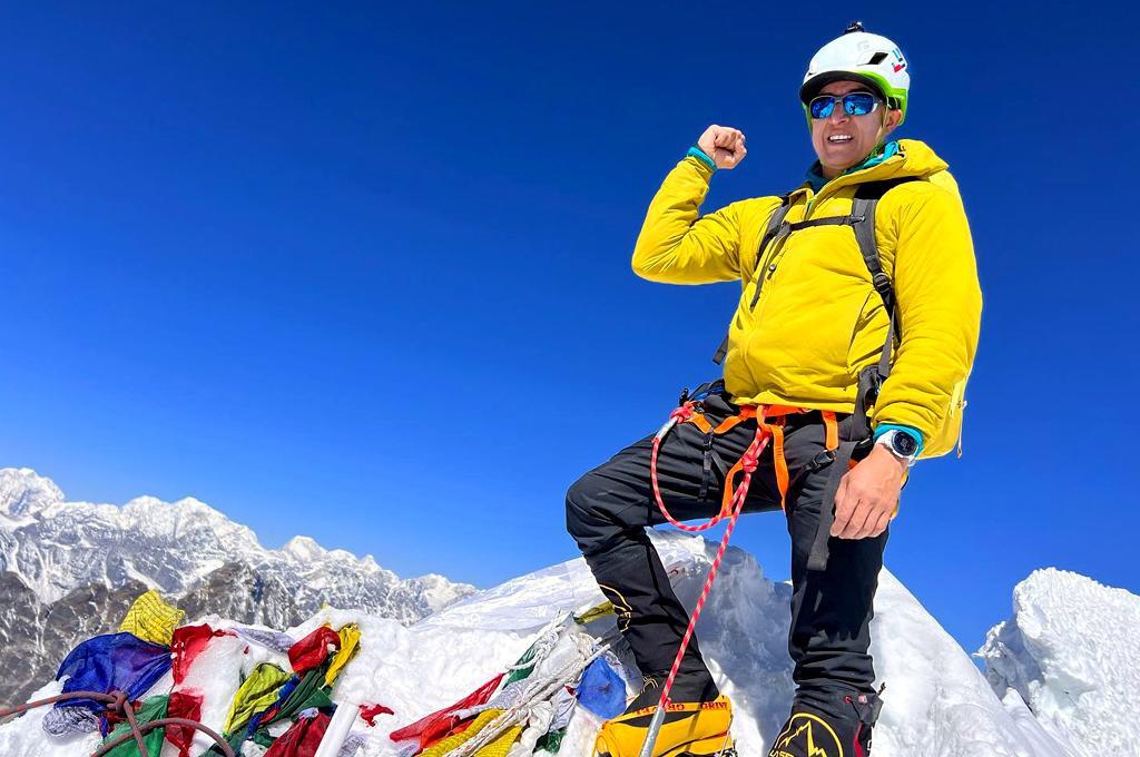 Ronald Quintero se estuvo preparando desde marzo para afrontar las adversidades en su aventura rumbo a la cumbre del Everest. Su ascenso a la cima del mundo le tardó alrededor de unos 17 días.