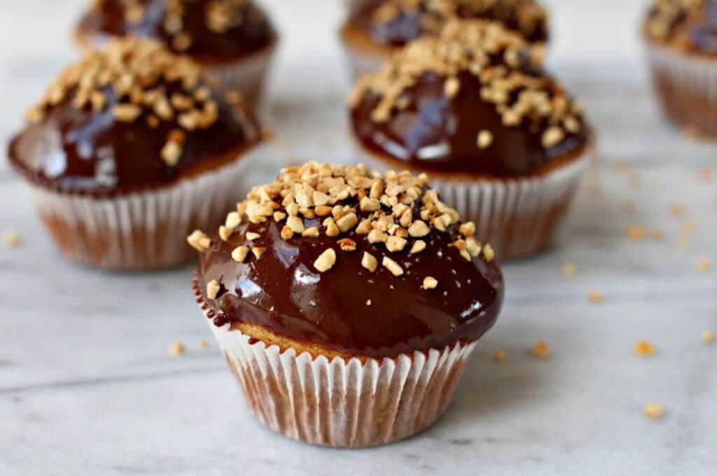 Magdalenas con salsa de chocolate