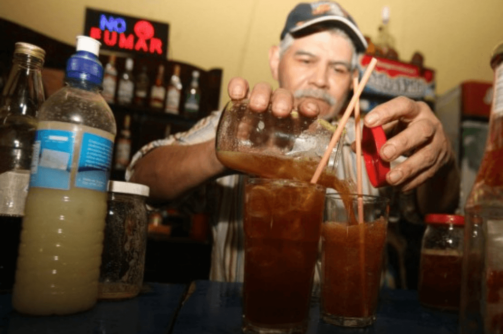 La bebida más popular de “New Bar” conocido como “Tito Aguacate” en Tegucigalpa, surgió un día que Tito intentaba “curar” a uno de sus amigos de los efectos de la resaca; el nombre surgió porque quienes lo tomaban decían que después de ingerirlo sentían en el cuerpo la sensación de un calambre. Razón por la cual le otorgaron ese nombre a la bebida, que actualmente es toda una sensación.