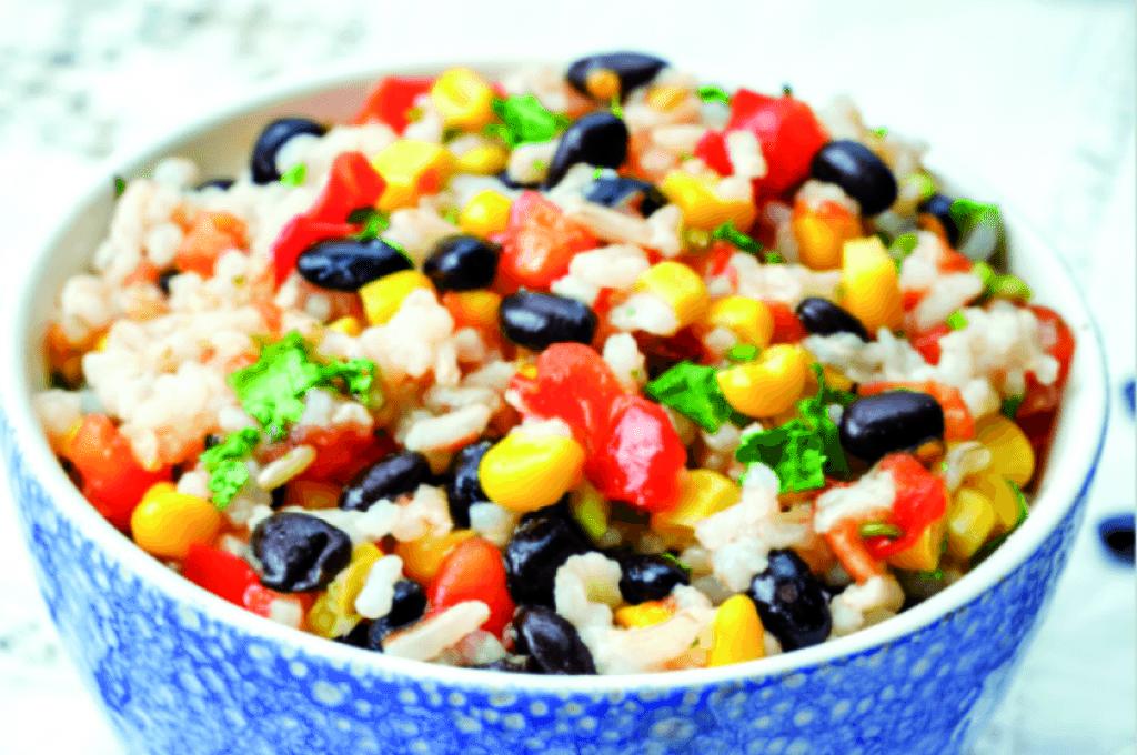 Arroz con frijoles, chile rojo y maíz