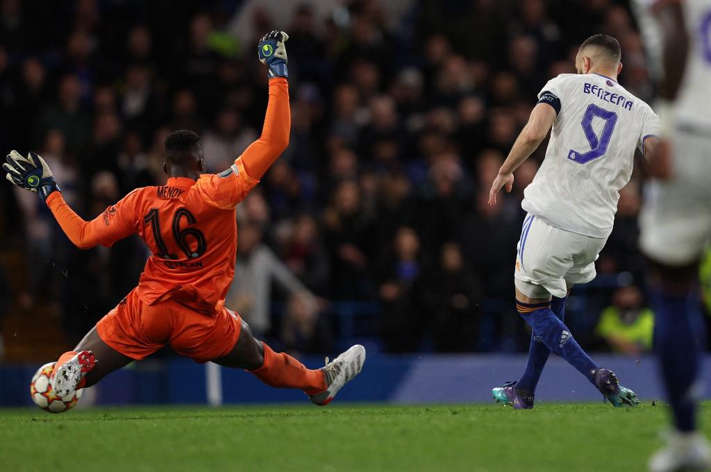Benzema aprovechó un error de Mendy en la salida y se destapó con un hat-trick. Foto AFP.