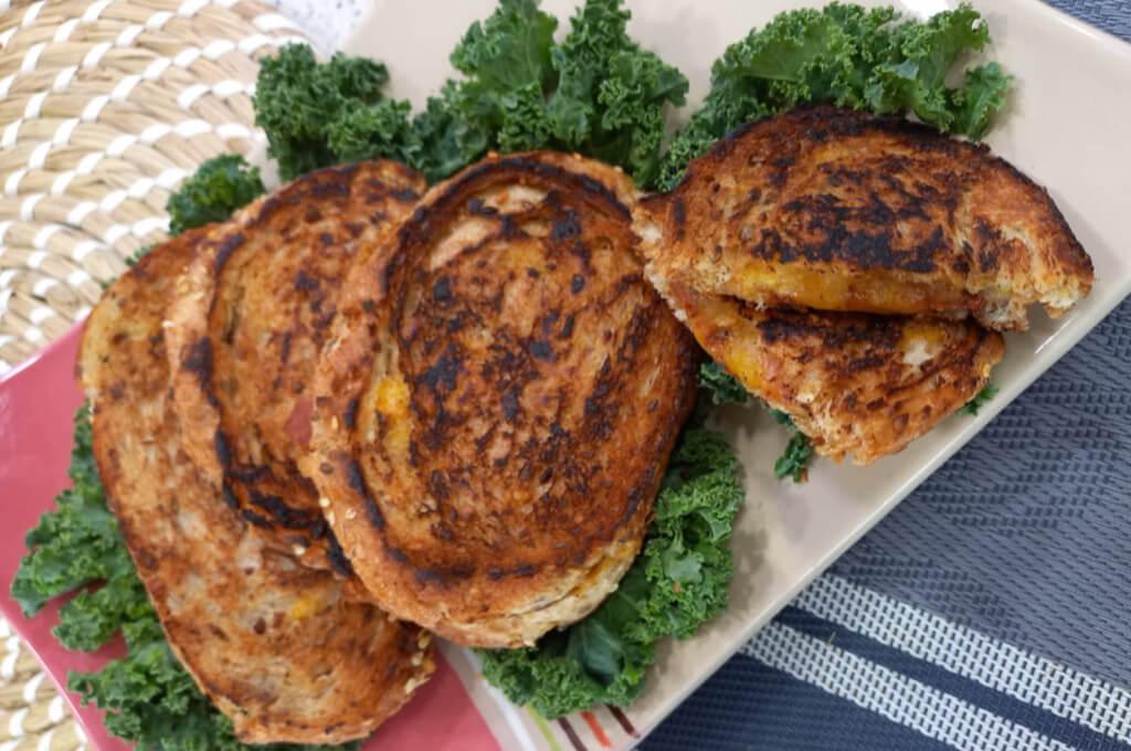 Fritas de elote con chispas de chocolate. Si lo deseas, espolvorea azúcar sobre las fritas con chispas de chocolate para darle un exquisito toque.