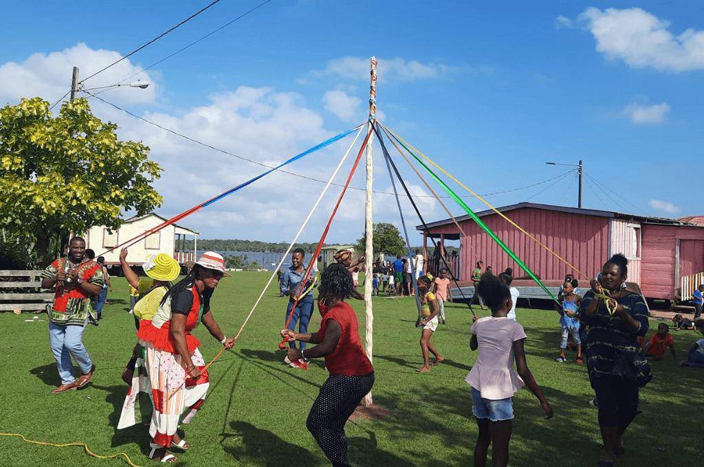 $!Garífunas practicando el Plat Pole Dance en Roatán.
