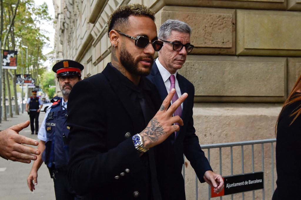 Neymar asistió este lunes a la primera sesión del juicio por las supuestas irregularidades en el polémico fichaje que lo llevó al FC Barcelona.
