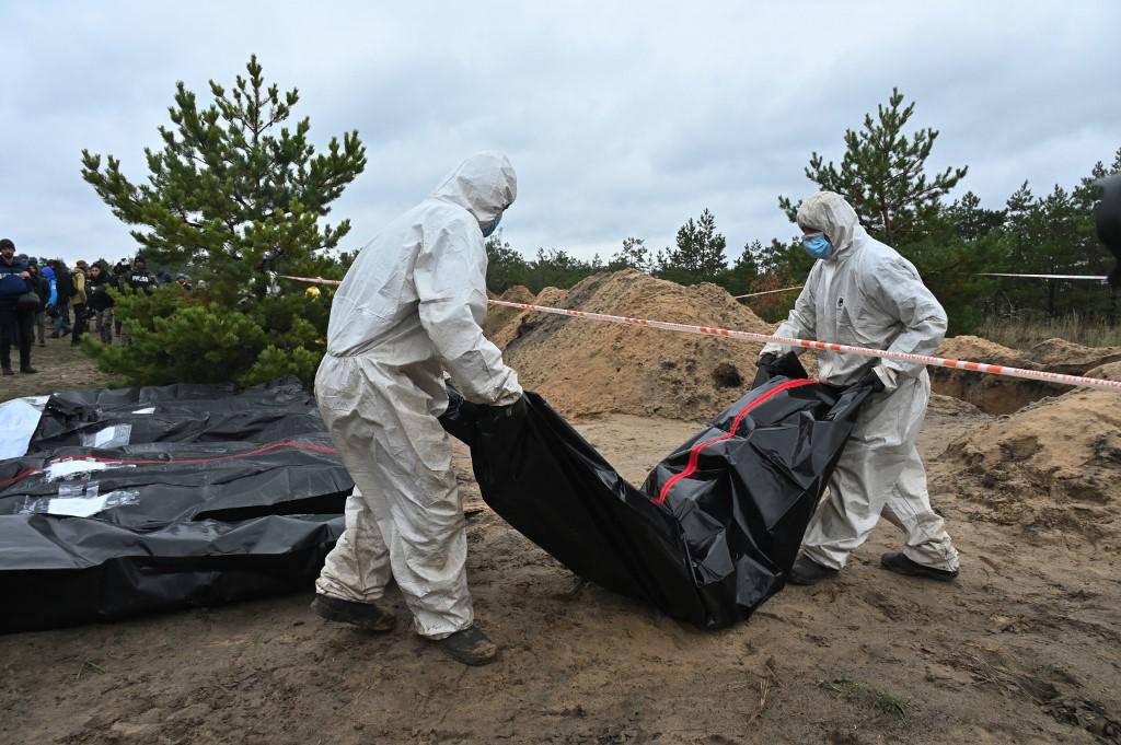 Ucrania exhuma 78 cadáveres entre ellos el de un niño de un año y toda su familia