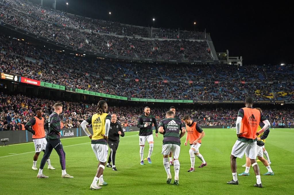 Jugadores del Real Madrid durante los ejercicios de calentamiento que realizaron.