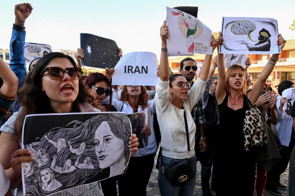 Biden anuncia más sanciones a Irán por represión de protestas