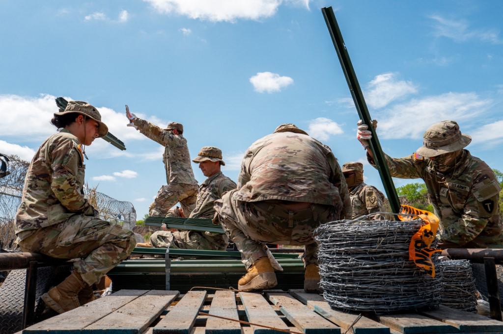 El Proyecto de Ley del Senado 4 permite a los funcionarios encargados de hacer cumplir la ley estatales detener y arrestar a migrantes sospechosos de cruzar ilegalmente a los EE. UU.