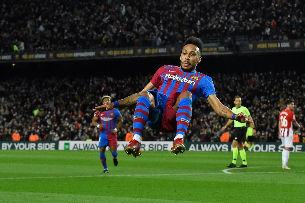 Aubameyang festejando su gol en el Camp Nou.