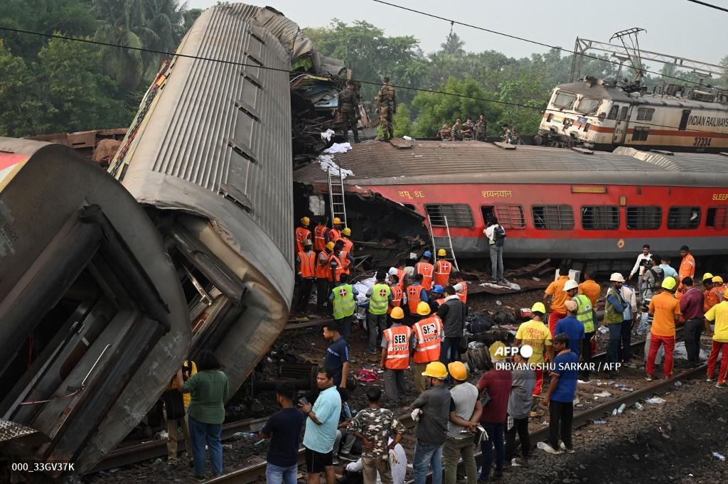 Vagones destrozados y cadáveres en las vías en India