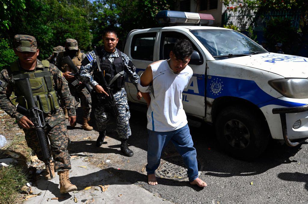 La “guerra” contra las pandillas deja casi 63,000 detenidos en El Salvador