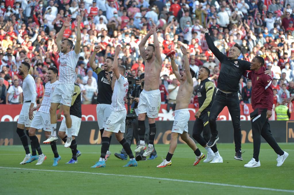 La plantilla del Sevilla celebró con su afición el triunfo ante Betis.