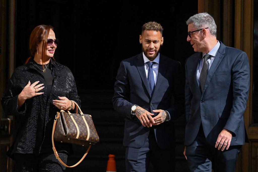 Neymar se defiende en el juicio: “Firmé lo que me decía mi padre”