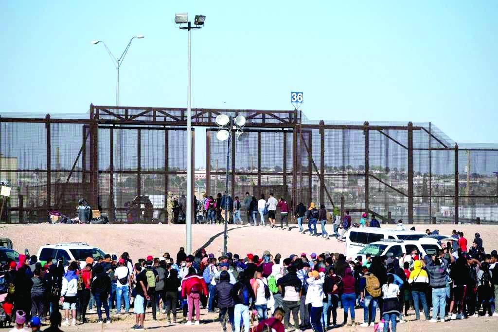 $!Unas 200,000 personas intentan cruzar la frontera mexicana a EEUU. Foto AFP