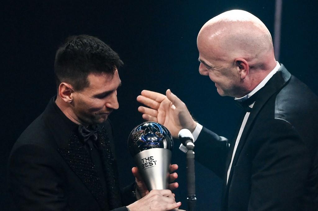 Lionel Messi recibió el premio The Best por parte de Gianni Infantino, presidente de la FIFA.