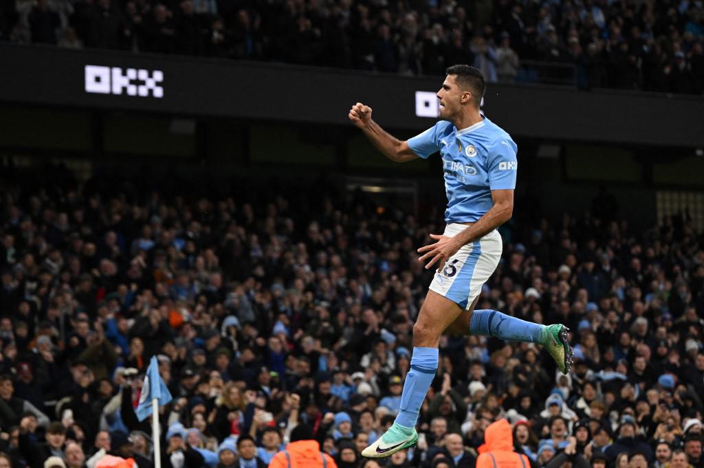 El volante español Rodri celebrando el primer gol en el Manchester City vs Sheffield United.