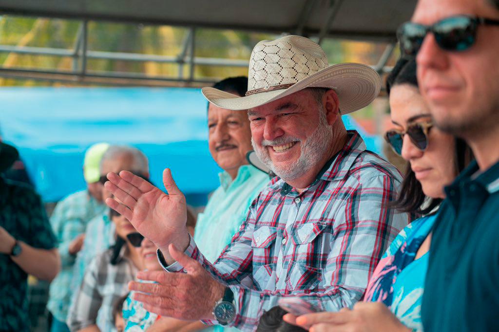 Roberto Contreras sigue sin decidir entre la reelección o la Presidencia