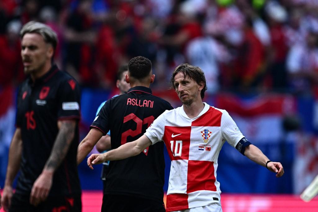 Modric y su molestia tras uno de los goles de Albania.