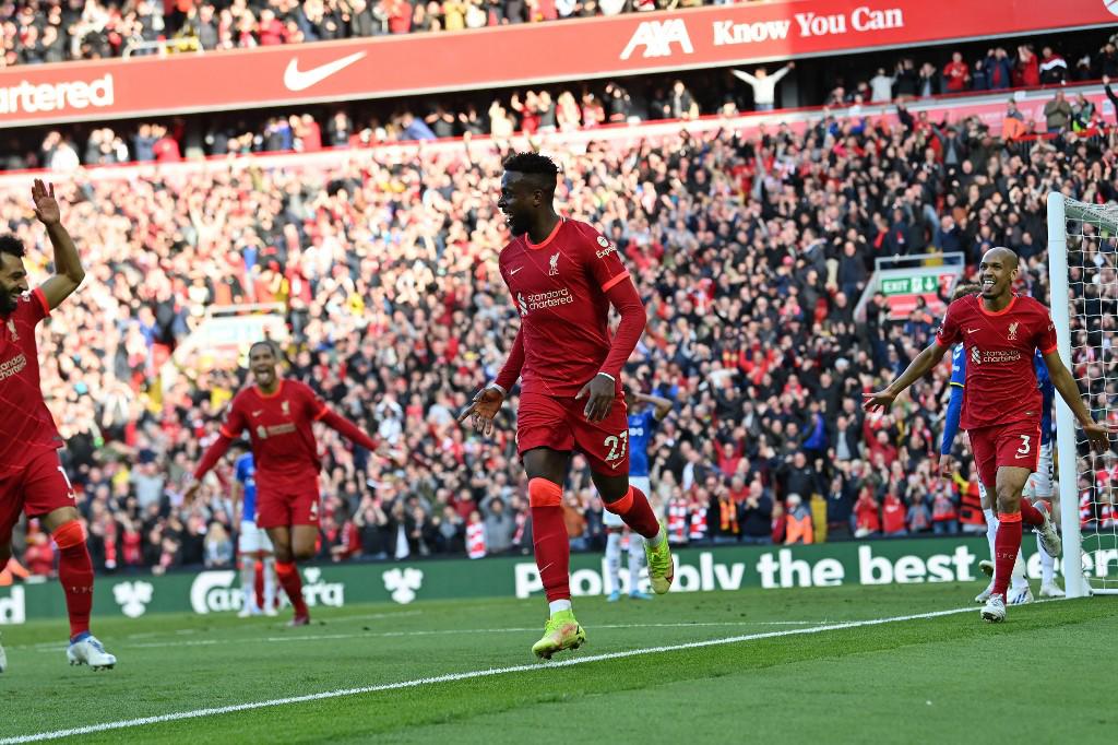 Divock Origi entró de cambio y anotó el gol que liquidó al Everton.