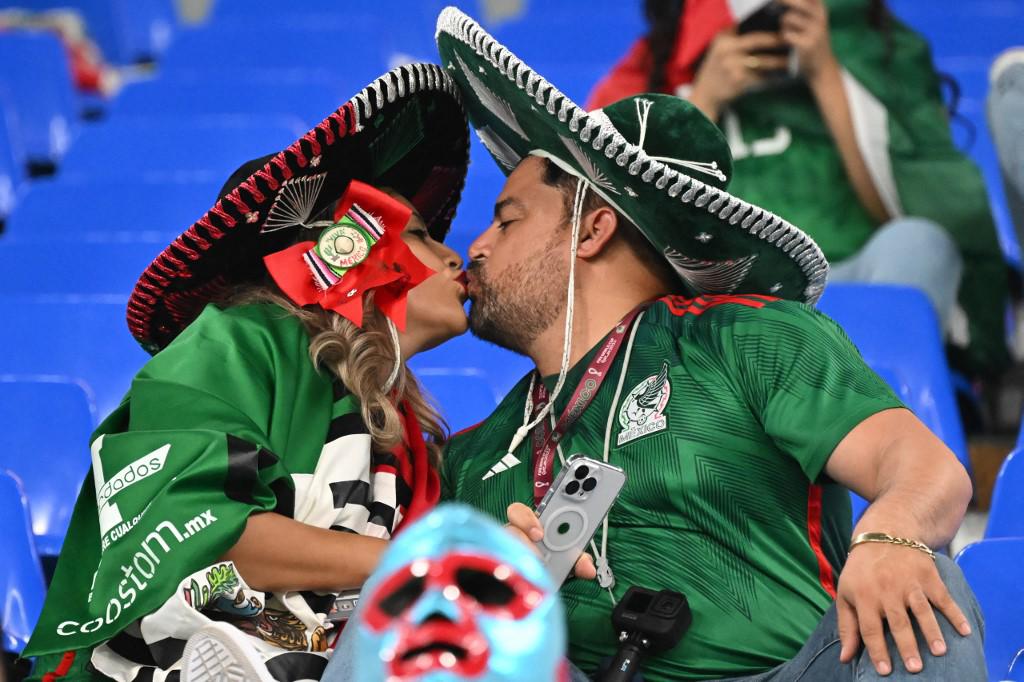 Chicas, hondureño presente y besos en debut de México