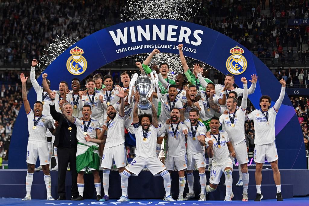 Marcelo se encargó de levantar la 14 Copa de Europa conquistada por el Real Madrid en París.