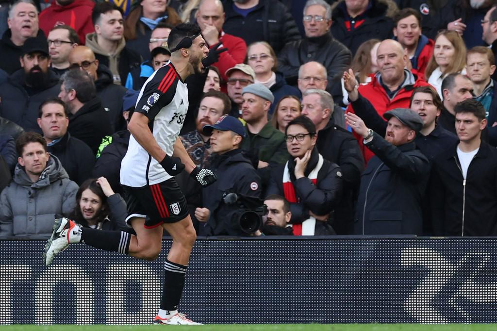 El mexicano Raúl Jiménez anotó el empate parcial del Fulham ante Arsenal.