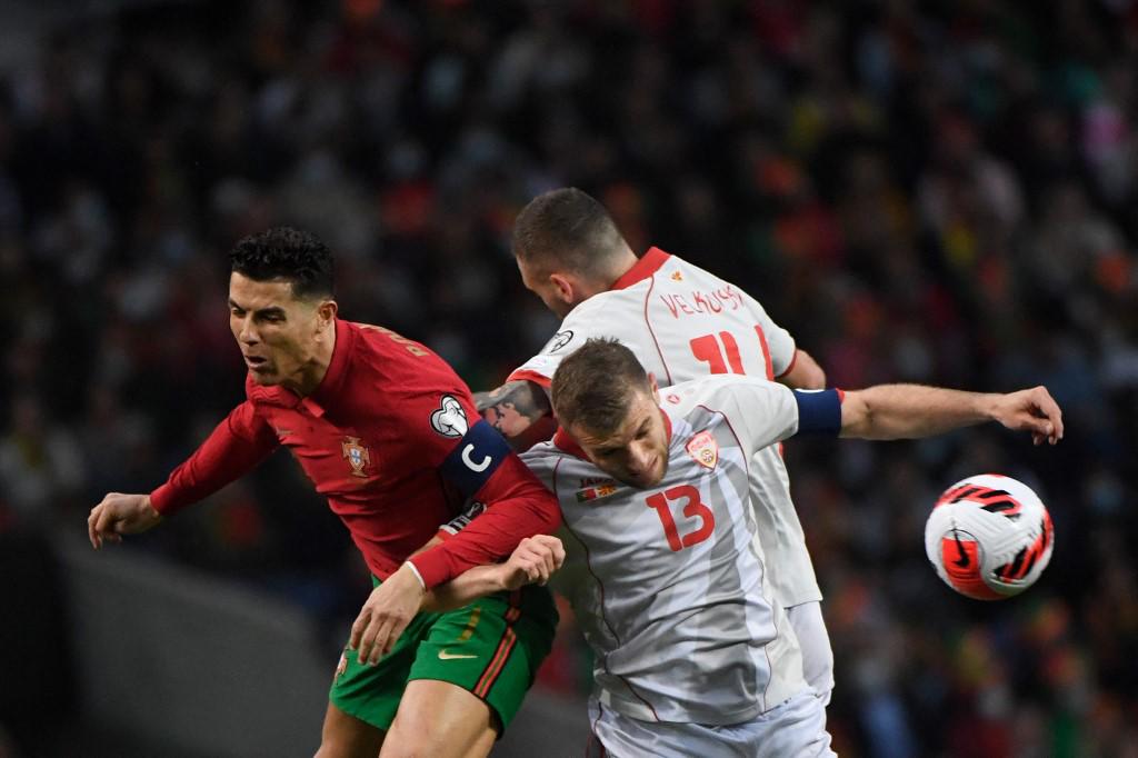 Cristiano Ronaldo fue bien marcado por la zaga de Macedonia del Norte. Foto AFP.