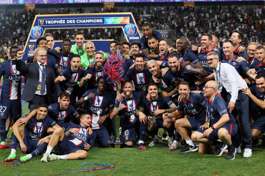 La plantilla del PSG festejó la obtención de la Supercopa de Francia.
