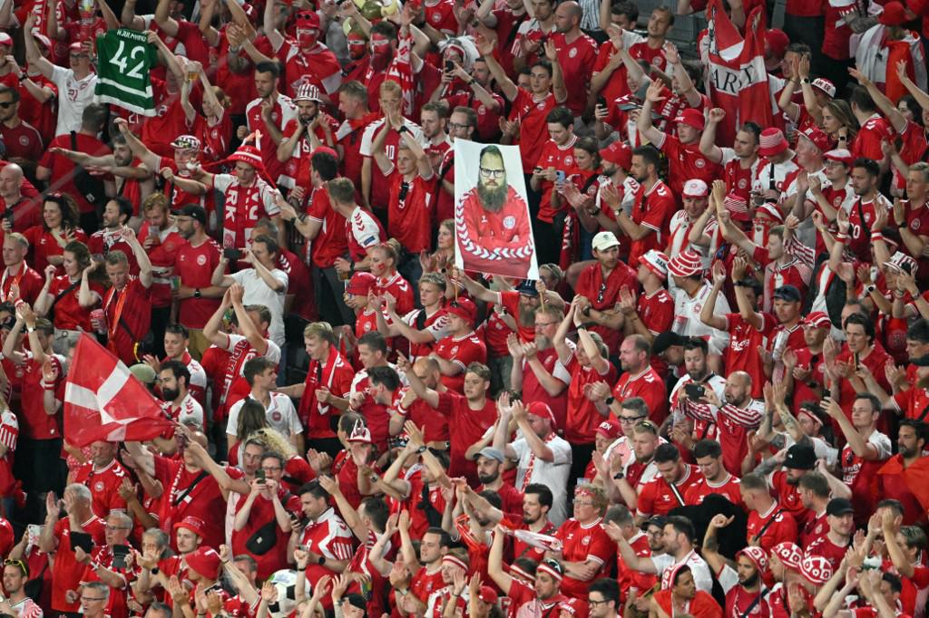 Aficionados de Dinamarca festejaron el pase a octavos de final de la Euro 2024.