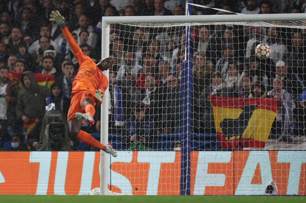 El portero Édouard Mendy del Chelsea no pudo evitar con sus lanzadas los cabezazos de Benzema. Foto AFP.