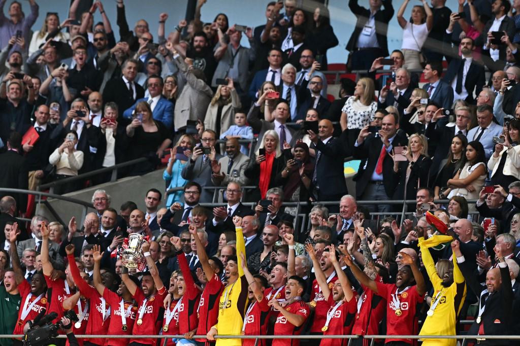 Plantilla del Manchester United en el momento de alzar el título.