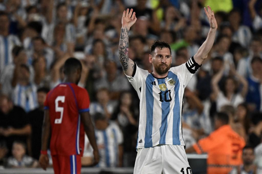 Lionel Messi celebrando su golazo de tiro libre.