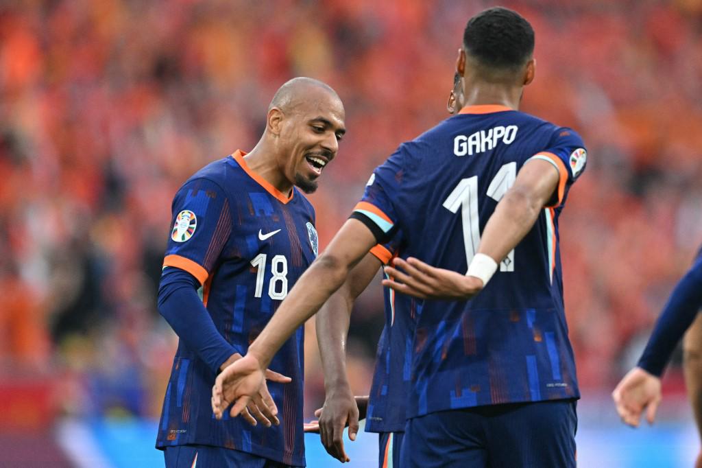 Malen marcó un doblete y Países Bajos celebró el pase a cuartos de final.