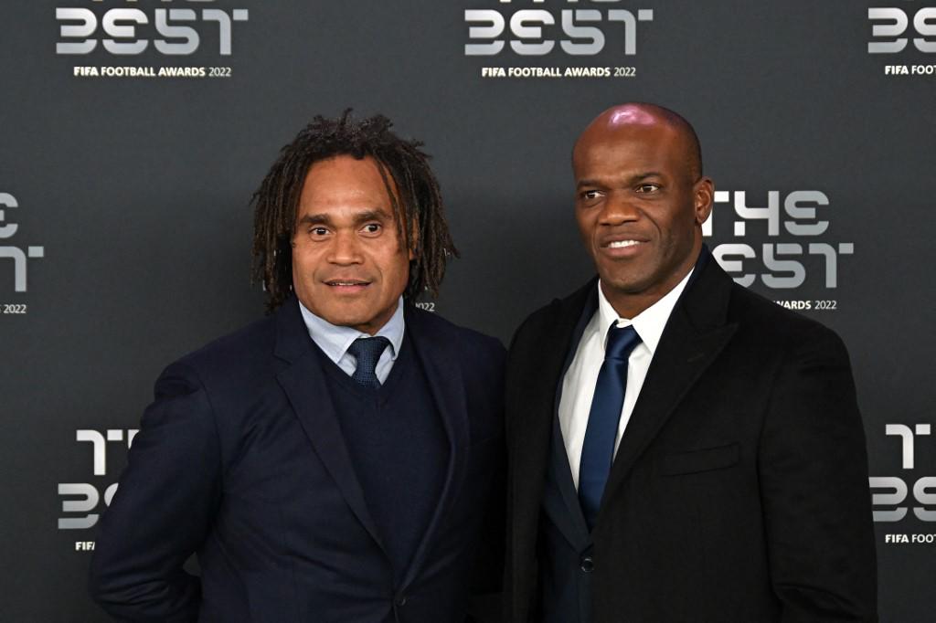 El francés Christian Karembeu en la gala de los premios The Best junto al hondureño Óscar David Suazo.