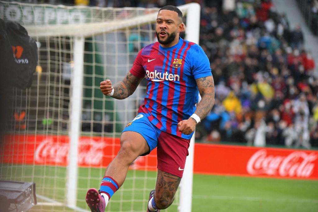 Memphis Depay celebrando su gol por la vía penal ante Elche.