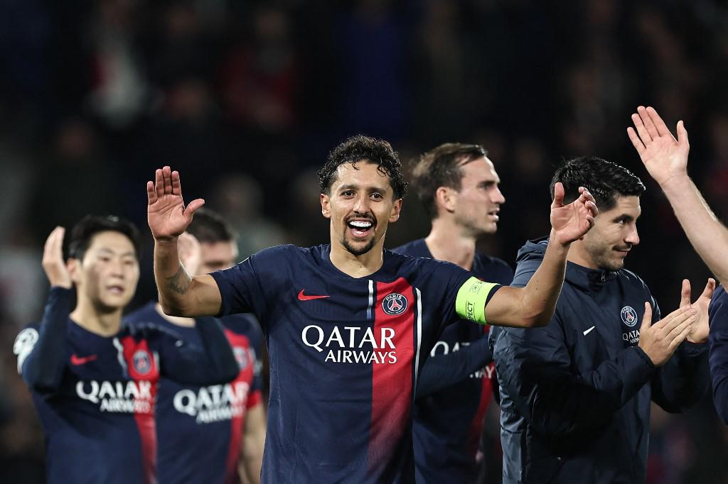 El capitán Marquinhos celebrando la victoria con la afición del PSG.