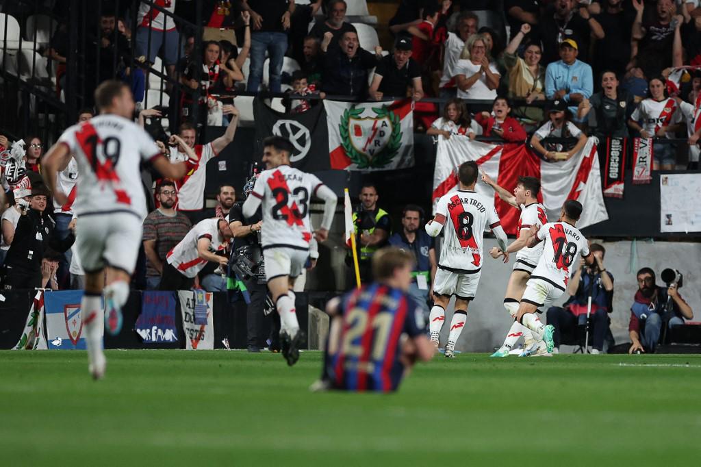 Jugadores del Rayo Vallecano celebrando el segundo gol mientras Frankie de Jong luce tendido en el césped.