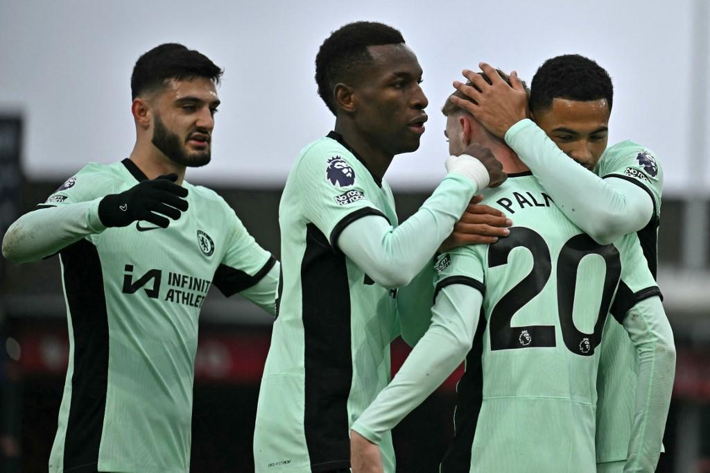 Jugadores del Chelsea se unen a los festejos para su compañero Palmer.