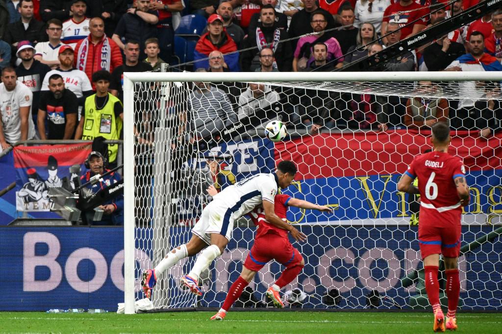 Momento del remate de cabeza de Bellingham que se fue al fondo de las redes.