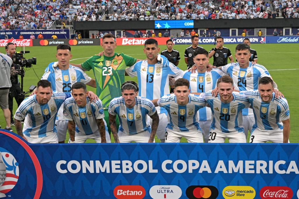 El 11 titular de Argentina que enfrenta a Canadá.
