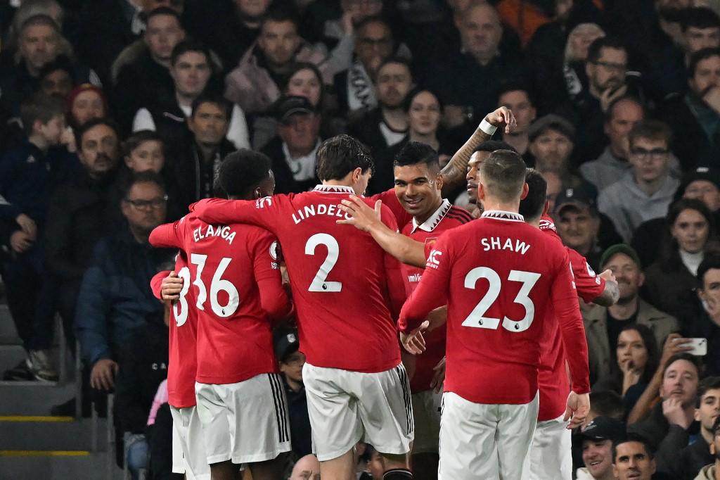Christian Eriksen celebrando con sus compañeros el gol marcado.