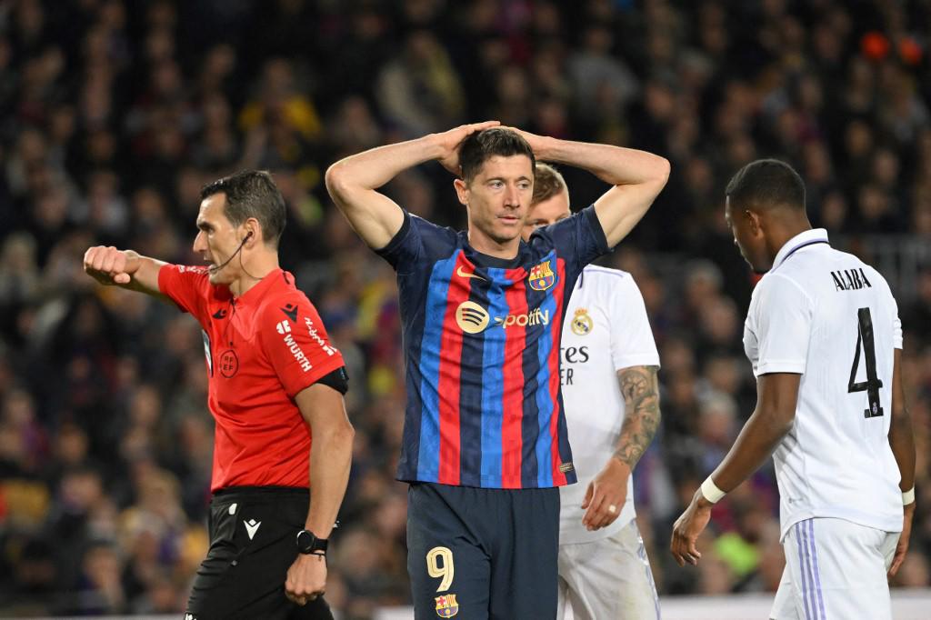 Robert Lewandowski fue bien marcado por la zaga del Real Madrid.