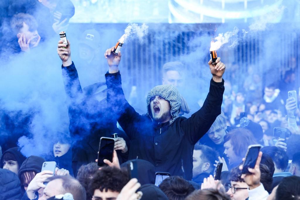 Espectacular ambiente de aficionados del Manchester City.