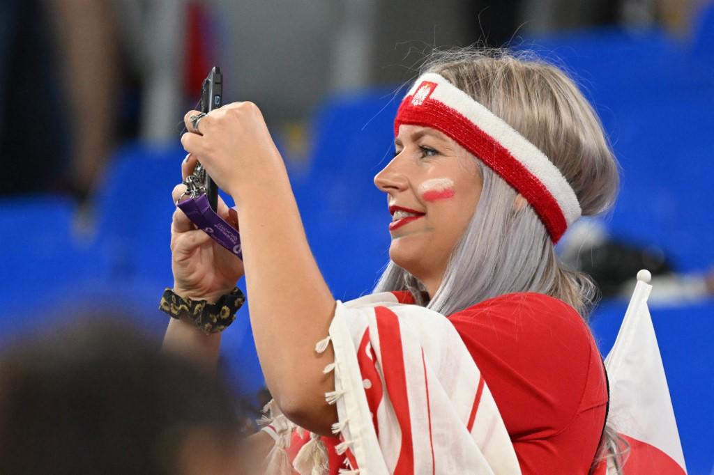 Chicas, hondureño presente y besos en debut de México