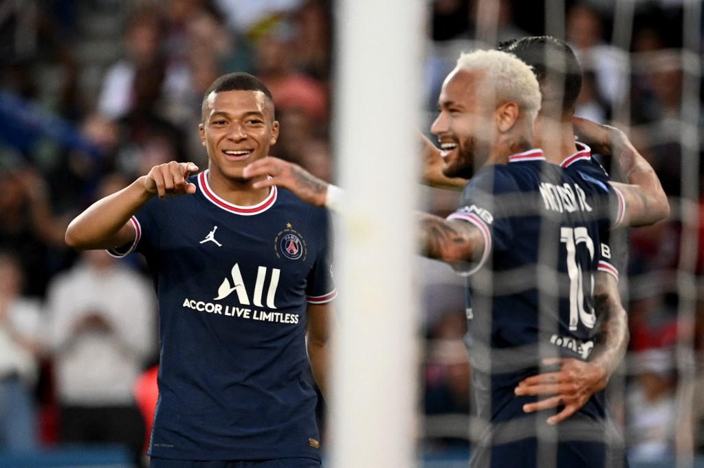 Kylian Mbappé renovó con el PSG y se destapó con un hat-trick.
