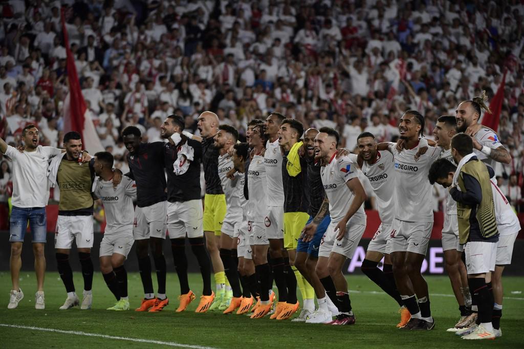 Jugadores del Sevilla festejaron a lo grande el pase a semifinales tras golear 3-0 al Manchester United.