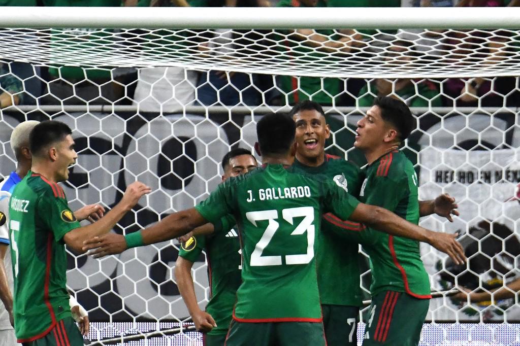 Luis Romo celebrando el gol que abrió el marcador.